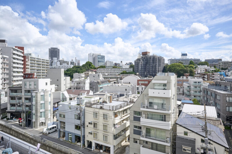 【住戸からの眺望】周辺は低層の建物が多く遠くまで抜けていて、緑もあり広い空も仰げるパノラマビューの開放感たっぷりな眺望です。眼下は目黒川が流れ、春には自邸から満開の桜並木が見渡せます。