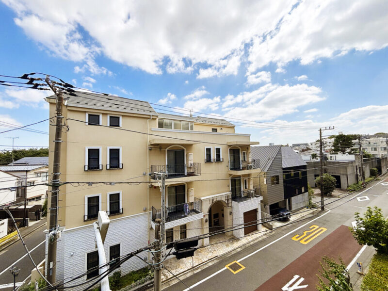 【住戸からの眺望】眼下は道路で、前面の建物まで距離が保たれているので陽光も注ぎ、周辺は低層の建物も多く開放感もあり、広い空も仰げる眺望です。