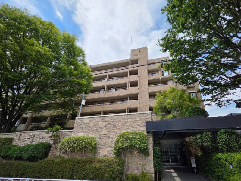 【外観】落ち着いた住宅街と緑に調和するブラウンタイル張りの外観が魅力です。端正なフォルムに、品格ある邸宅感が漂います。1986年11月築、三井建設施工、三井不動産旧分譲の地上7階建、総戸数47戸のレジデンス。東急田園都市線「用賀」駅徒歩10分の立地。田園都市線利用で渋谷方面へスムーズにアクセスできます。また、東急大井町線「上野毛」駅も利用圏内。バス便も活用でき、「用賀」駅や「恵比寿」駅にも行き来しやすく軽快な都心アクセスを叶えます。「用賀」駅周辺の商業施設を生活圏に収め、スーパー・コンビニ・ドラッグストアは徒歩5分圏内で、日々の買い物にも便利です。商店街には多彩な店舗が並び、暮らしの利便性を高めます。二子玉川方面へもアクセスしやすく、休日のショッピングも楽しめます。緑豊かな世田谷らしい住環境が魅力です。広大な敷地を誇る「砧公園」も生活圏にあり、散策や休日のリフレッシュに適しています。周辺には教育施設や医療機関も点在し、ファミリーにも暮らしやすい環境です。
