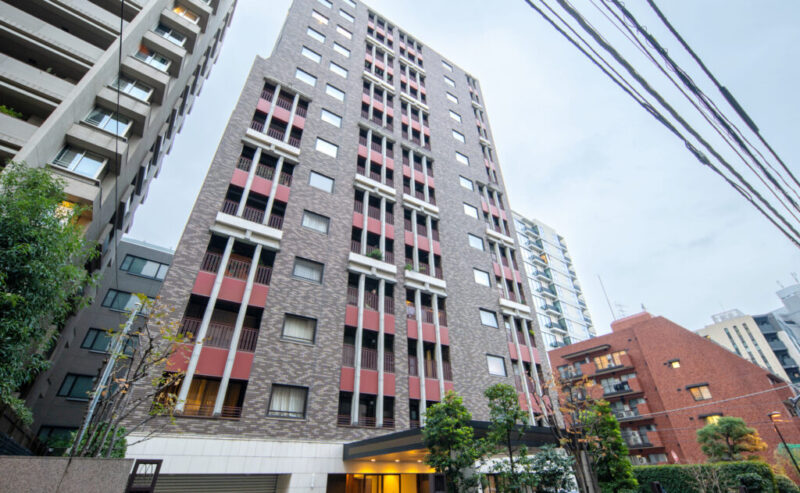 【外観】新古典主義を思わせる格調高いファサードが印象的です。重厚な外壁と豊かな植栽が、一番町の邸宅街にふさわしい品格を演出します。2001年5月築、大成建設/竹中工務店/駿河建設施工、駿河建設旧分譲の地下2階地上14階建、総戸数46戸のレジデンス。「半蔵門」駅徒歩3分の駅近立地に加え、「麹町」・「市ヶ谷」駅も徒歩圏。渋谷・永田町・銀座・新宿などへアクセスしやすく、都心を自在に使いこなせる交通環境です。「マルエツ プチ一番町店」をはじめ、コンビニやドラッグストアが徒歩3分圏内。日常のお買い物を軽快に済ませられます。麹町エリアの多彩な飲食店も生活圏です。「麹町小学校」や「麹町中学校」が徒歩圏にあり、周囲には名門校も点在した教育環境が整った番町エリア。「半蔵門病院」などの総合病院も生活圏です。「千鳥ヶ淵公園」や皇居の豊かな緑も身近で、都心にいながら潤いを感じる暮らしが叶います。