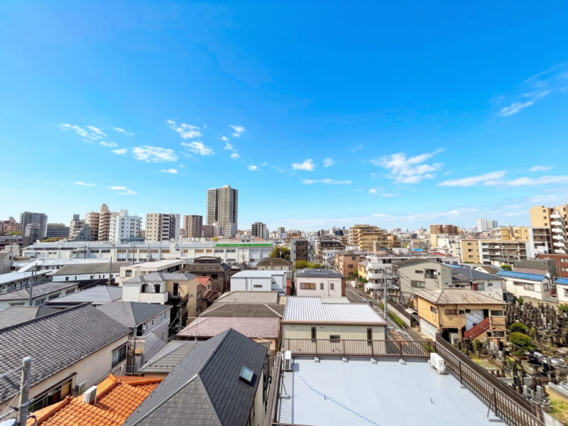 【住戸からの眺望】周辺は低層の建物も多く、広い空も仰げる開放感たっぷりの眺望です。