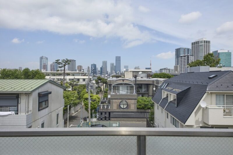 【住戸からの眺望】空も広く緑もあり、抜けた先には、東京タワーをアクセントに、麻布台ヒルズや六本木ヒルズなどの港区のランドマークが一望できます。