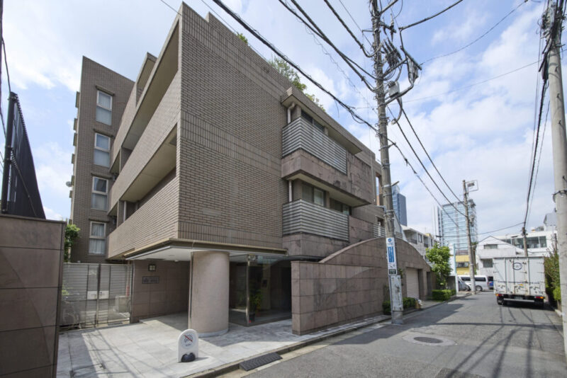 【外観】アースカラーのタイルを基調とした端正なフォルムと上質で重厚感のある外観。表参道らしい洗練を感じさせます。表参道のメインストリートからほどよく離れた、落ち着いた神宮前エリア。1997年11月築、戸田建設施工、東京建物旧分譲の地下1階地上5階建、総戸数17戸の低層レジデンス。「表参道」駅徒歩9分を中心に、複数駅・複数路線を使い分けられる交通利便性が魅力です。銀座・大手町・渋谷方面へのアクセスに加え、JR山手線「原宿」駅も徒歩圏です。「表参道ヒルズ」をはじめ、表参道・神宮前エリアの多彩な商業施設を生活圏に収める立地です。感度の高いショップやグルメスポットが点在し、暮らしそのものを楽しめる環境が整っています。「神宮前小学校」、「原宿外苑中学校」の通学エリア。表参道の都市的な利便性に加え、「明治神宮」や「代々木公園」などの豊かな緑にもアクセスしやすく、都心にありながら自然を身近に感じられます。
