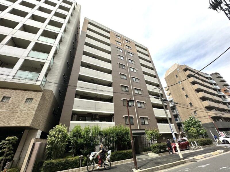 【外観】麻布十番の街並みに調和する、スタイリッシュな都心居住にふさわしい端正な佇まい。大通りから一歩入った立地も魅力のひとつです。1999年9月築、三菱建設施工、モリモトクオリティ旧分譲の地上14階建、総戸数59戸のレジデンス。「麻布十番」駅徒歩3分の駅近立地が魅力です。南北線と大江戸線の2路線を使い分けることで、六本木、永田町、飯田橋など都心各方面へスムーズにアクセスできます。「白金高輪」駅や「六本木」駅も生活圏に捉えられます。「麻布十番商店街」をはじめ、スーパーやコンビニ・ドラッグストアは至近に位置し、ベーカリー、カフェ、レストランなど日常を支える店舗も身近に揃います。普段の買い物から外食まで徒歩圏で楽しめる、利便性の高い都心生活を実現できます。麻布十番の利便性を享受しながら、「有栖川宮記念公園」など緑豊かなスポットにもアクセスしやすい立地です。学区域の「東町小学校」も近く、教育環境にも配慮した暮らしができます。