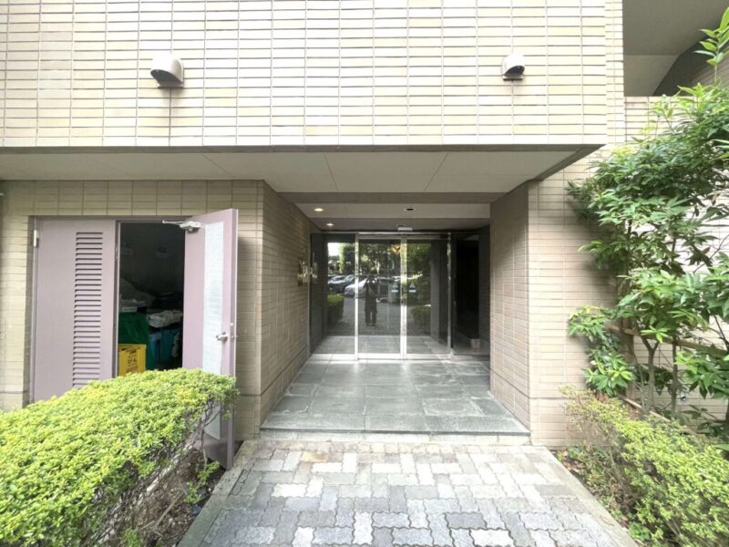 【エントランス】落ち着いた照明と高級感のある石材が迎えるエントランス。24時間セキュリティシステムで、居住者の安心とプライバシーを確保します。