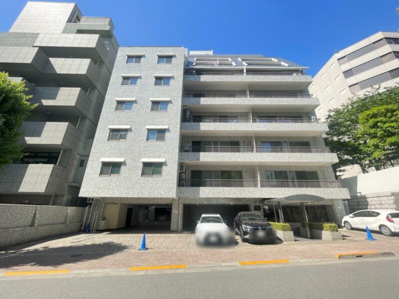 【外観】千代田区三番町の街並みに調和する、風格あるヴィンテージマンションです。重厚感のある佇まいが、都心邸宅らしい品格を演出します。1971年11月築、鹿島建設施工、伊藤忠不動産旧分譲の地上10階建、総戸数32戸のヴィンテージマンションです。「半蔵門」駅徒歩8分をはじめ、「市ケ谷」駅徒歩11分、「麹町」駅徒歩13分など複数駅・複数路線を利用可能です。ビジネスにもプライベートにも便利な交通環境です。徒歩圏にコンビニやスーパー、飲食店などの生活利便施設が点在しています。市ヶ谷や麹町方面にも足を延ばしやすく、日々の暮らしから外食まで快適に楽しめます。千鳥ヶ淵や北の丸公園、皇居周辺の豊かな緑を身近に感じられる環境です。九段小学校など教育施設も徒歩圏にあり、都心でありながら落ち着いた住環境が整っています。また周辺には皇居・各国大使館や政府関連施設点在により警察巡回や警備体制がしっかりしている為、治安が良好なエリアで安心感があります。