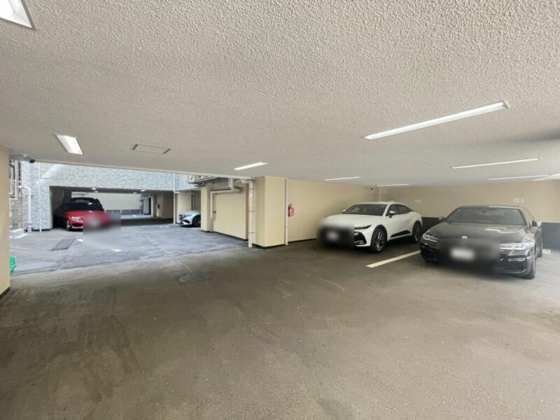 【駐車場】平置き駐車場で入出庫しやすく屋内の為、雨天時も濡れずに乗り降りでき、天候による汚れや日焼けなどからも大切なお車を守ります。