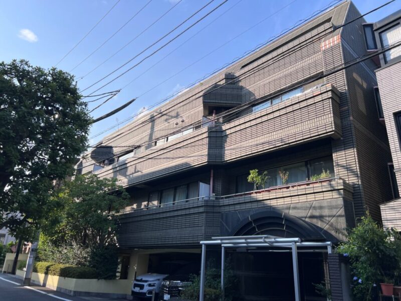 【外観】重厚感のあるタイル貼りの外観と端正なフォルムが印象的です。南青山の邸宅街にふさわしい、落ち着きある佇まいです。1990年11月築、住友建設施工、地上3階建、総戸数9戸のヴィンテージマンションです。「表参道」駅徒歩9分をはじめ、「外苑前」駅・「乃木坂」駅も徒歩10〜11分の3駅3路線利用可能な立地です。銀座・渋谷・大手町方面への移動にも便利です。表参道・表参道・外苑前エリアには、スーパーマーケットやコンビニをはじめ、商業施設や洗練された飲食店やショップが充実しています。日常の買い物から休日のショッピングやグルメまで、都心ならではの豊かな暮らしを楽しめます。学区域の「青南小学校」や「青山学院幼稚園～大学」も徒歩圏内、教育環境にも配慮された立地です。周辺には「青山公園」など緑を感じられる場所もあり、都心生活の中で潤いを享受できます。