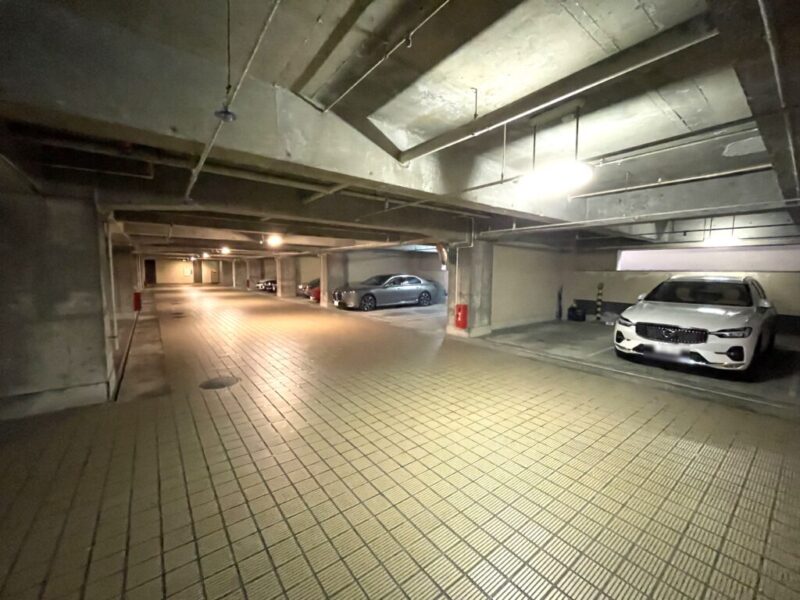 【駐車場】平置き駐車場で入出庫しやすく屋内の為、雨天時も濡れずに乗り降りでき、天候による汚れや日焼けなどからも大切なお車を守ります。