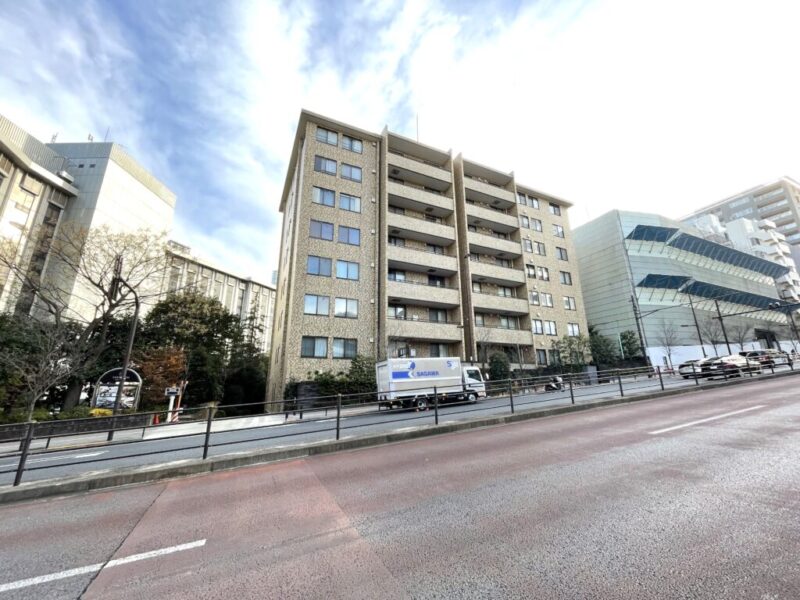 【外観】重厚感のあるタイル張りの外観が印象的な「ホーマット」シリーズ。白金台の街並みに調和し、時を経ても色褪せない、邸宅らしい佇まいです。1980年6月築、地下2階地上8階建、総戸数70戸のヴィンテージマンション。「白金台」駅徒歩4分の駅近立地が魅力です。南北線・三田線の2路線を利用でき、「白金高輪」駅も徒歩圏。目黒・麻布十番・六本木方面への移動にも便利です。日々のお買い物には「プラチナドン・キホーテ 白金台店」や「いなげや白金台店」、「ココカラファイン 白金台店」があり便利です。「プラチナ通り」にはショップやカフェも点在し、暮らしに彩りを添えます。「八芳園」や周辺の緑を身近に感じられる環境に加え、「白金小学校」などの教育施設も徒歩圏。医療面では「東京大学医科学研究所附属病院」などが利用できます。都心にありながら落ち着いた住環境が広がります。