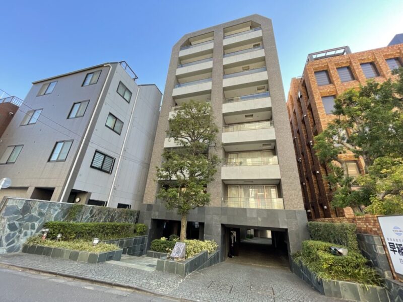 【外観】くすの木のシンボルツリーが際立つ、ブラウン系のタイルとバルコニーには打ち放しを配したシンメトリカルなスクエアフォルムは、六番町の街並みに調和しながらも存在感を放っています。2001年2月築、熊谷組施工、プロパスト旧分譲の地上8階建、総戸数33戸のレジデンスです。オートロック、防犯カメラ、ダブルロックなどセキュリティ体制が整備されています。3駅6路線利用可能な都心の利便性とともに、植栽が整えられた敷地内庭園も備え、緑と静けさを纏う立地です。複数路線利用で「新宿」「東京」方面へも軽快にアクセス。都心生活の利便と落ち着きを兼ね備えた拠点です。「区立番町幼稚園」・「番町小学校」、「雙葉小・中・高等学校」が至近で、教育環境も充実。歴史ある邸宅街「六番町」で、上質な暮らしと街並みを享受できます。