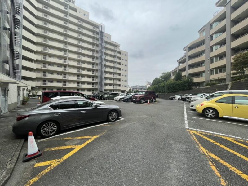 【駐車場】乗り降りや入出庫しやすい敷地内の平置き駐車場です。ハイルーフ車もゆとりを持って駐車する事ができます。