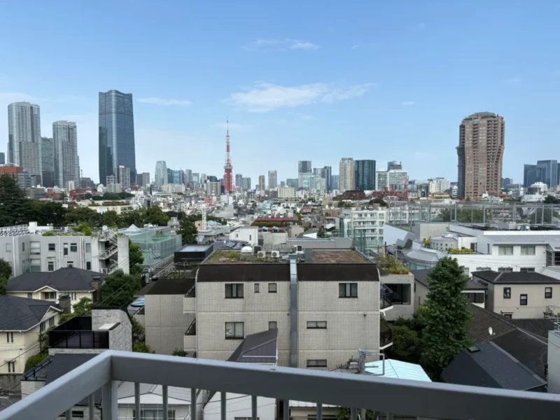 【住戸からの眺望】東京タワーをアクセントに六本木や麻布エリアが一望できます。都会的な高層ビルが建ち並ぶ風景の中にも緑があり、都心の躍動も感じながら広い空も仰げる爽快な眺望です。