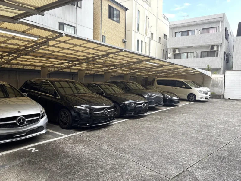 【駐車場】平置き駐車場で入出庫しやすく屋根付きの為、雨天時も濡れずに乗り降りでき、天候による汚れや日焼けなどからも大切なお車を守ります。