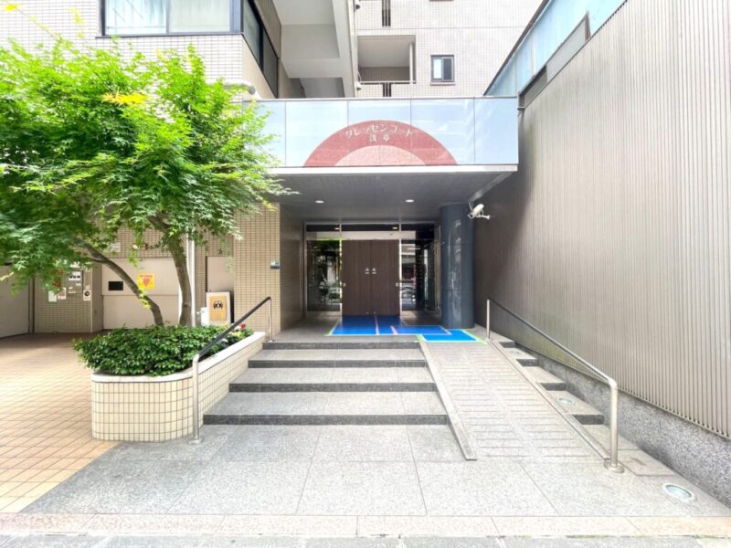 【エントランス】住まう方や訪れる方を迎える落ち着いたエントランス。上質感のある空間が日常を彩ります。オートロックや防犯カメラなど、都市生活を支えるセキュリティ設備を備え、安心感のある暮らしをサポートします。