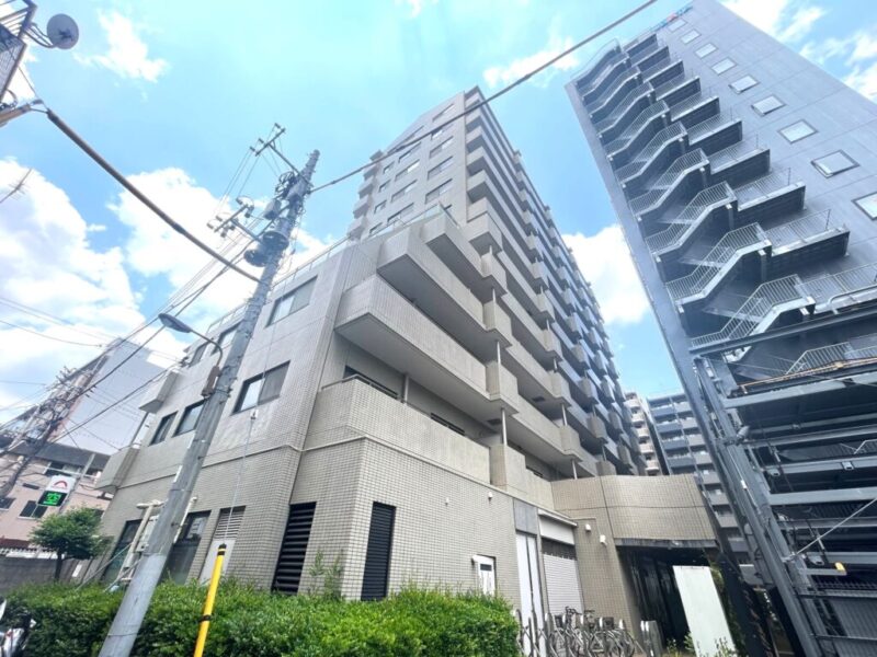 【外観】ベージュのタイル張りの重厚感と品格を感じさせる外観デザイン。都市生活にふさわしい洗練された佇まいです。1992年12月築、大成建設施工、オフィス・エム・ケー旧分譲の地上12階建、総戸数65戸のレジデンスです。浅草駅周辺の複数路線を利用できる利便性の高い立地。上野・日本橋・銀座方面へ軽快にアクセスでき、通勤やお出かけにも便利です。スーパーやコンビニ、ドラッグストアや飲食店が5分圏内に充実。日々の買い物や外食に便利な生活環境が整っています。「浅草寺」や「仲見世通り」を身近に感じる浅草エリアに立地。商店街や各種生活利便施設が身近に揃い、下町情緒と都市利便性を兼ね備えた住環境です。周辺には公園や教育施設、クリニックなどが点在。子育て世帯からシニア世帯まで快適に暮らせる環境です。