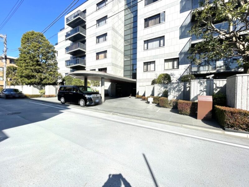 【エントランス】ゆったりとした車寄せを設けたエントランスは、住まいの格を感じさせる上質な設えです。緑に彩られたアプローチが穏やかな時間へと誘います。