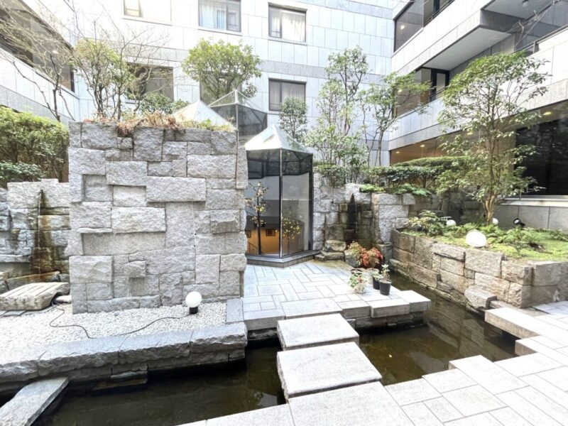 【共用部】植栽や石材・水盤が配された中庭。道路側からは隔てられており、外部の人目に触れることのないプライベートな空間。この中庭を利用し、建物内側の四方に採光や通風が確保できます。