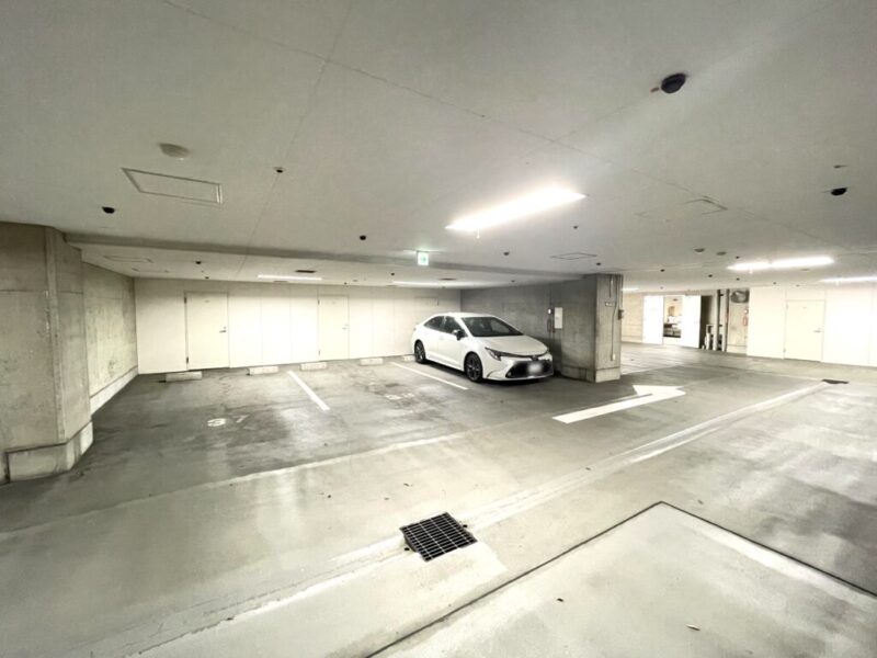 【駐車場】平置き駐車場で入出庫しやすく屋内の為、雨天時も濡れずに乗り降りでき、天候による汚れや日焼けなどからも大切なお車を守ります。