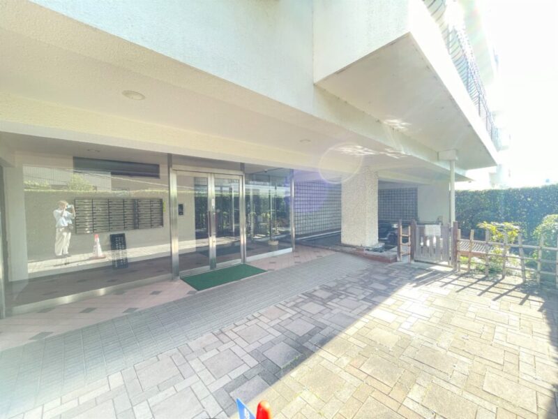 【エントランス】住まいの顔となるエントランスは、ヴィンテージマンションらしい落ち着きと品格を感じさせる佇まいです。都心邸宅としての風格を日々感じられます。