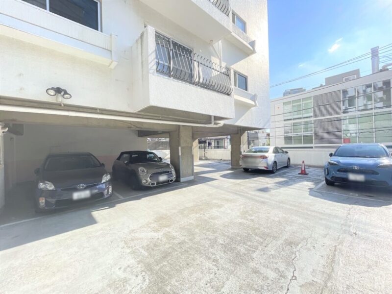 【駐車場】平置き駐車場で入出庫しやすくでき、屋根付きは天候による汚れや日焼けなどからも大切なお車を守り、屋根なしはハイルーフ車もゆとりを持って駐車する事ができます。