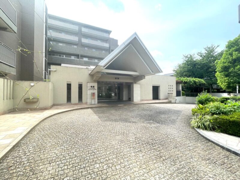 【エントランス】重厚で落ち着いたデザインのエントランスが住まう方を優しく迎えます。上質感あるアプローチが邸宅としての品格を演出します。オートロックシステムを採用し、安心のセキュリティ体制。来訪者を確認できる仕組みで、日々の暮らしを守ります。宅配ボックスが設けられており、不在時でも配達時間を気にすることなく、いつでも荷物が受け取れます。