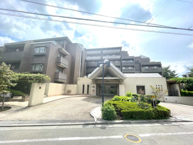 【外観】落ち着いた色調のタイル貼り外観が印象的なレジデンス。重厚感と品格を兼ね備え、街並みに調和する端正な佇まいです。2001年6月築、大林組施工、大京旧分譲の地上7階建、総戸数50戸のレジデンスです。キャノピー付きの車寄せもあり、雨などにも濡れずに車から乗り降りができます。東急田園都市線桜新町駅が利用可能で渋谷方面へダイレクトアクセスでき、通勤・通学に便利な立地です。バス路線も充実し、三軒茶屋方面への移動もスムーズです。駅前には飲食店や商店街もあり、日常の買い物や外食にも便利。生活利便性と落ち着いた住環境を兼ね備えたエリアです。近隣には緑豊かな公園や教育施設が点在し、子育て世帯にも安心の環境。医療機関も身近に揃う暮らしやすい住環境です。