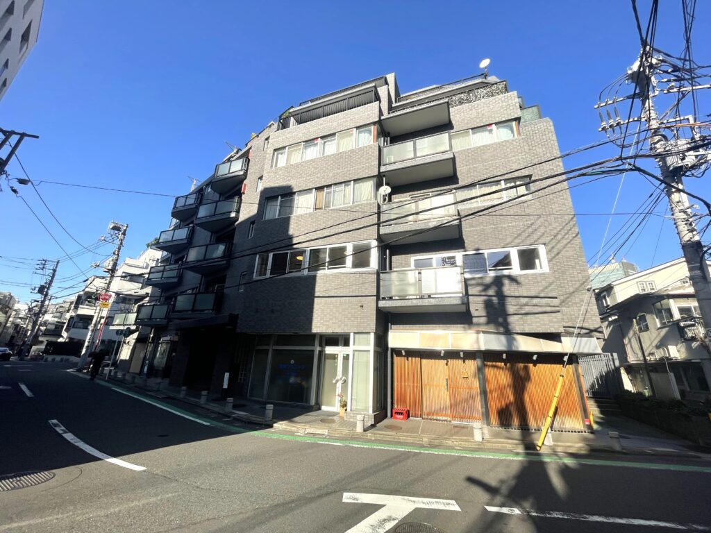 ハイツ赤坂 4階｜「乃木坂」駅徒歩6分。都心の利便と静寂を併せ持つ、赤坂ライフ。陽当たり良好な南東・南西向きの角住戸