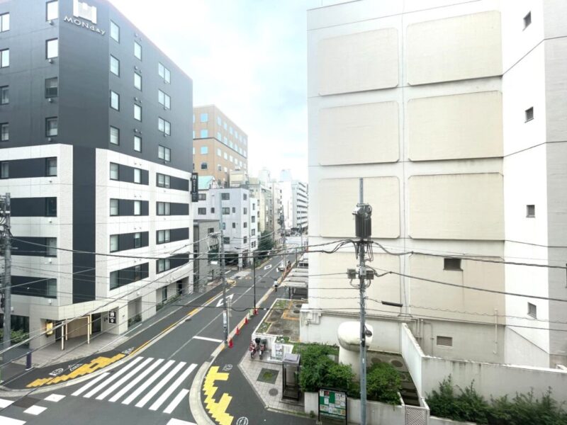【住戸からの眺望】都会的な高層ビルが建ち並ぶ風景ながら、眼下は道路で前面の建物まで距離が保たれているので陽光も注ぎ、空も仰げる眺望です。                                                                                                                                                                        