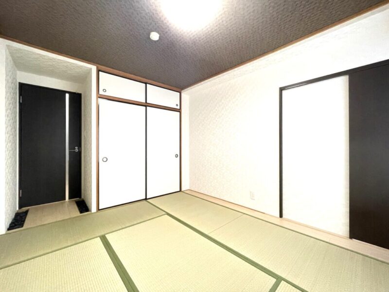 【和室：約6.0帖】南東向きの採光が注ぐ和室。客間にもなり押入も付いているので、布団を敷いて来客用寝室としてもご利用頂けます。冬は炬燵を囲んでお鍋をしたり、寛ぐのもいいですね。クッションマットいらずで、小さなお子様のプレイルームとしてもおすすめのお部屋です。廊下・リビング側の両方から出入りができます。