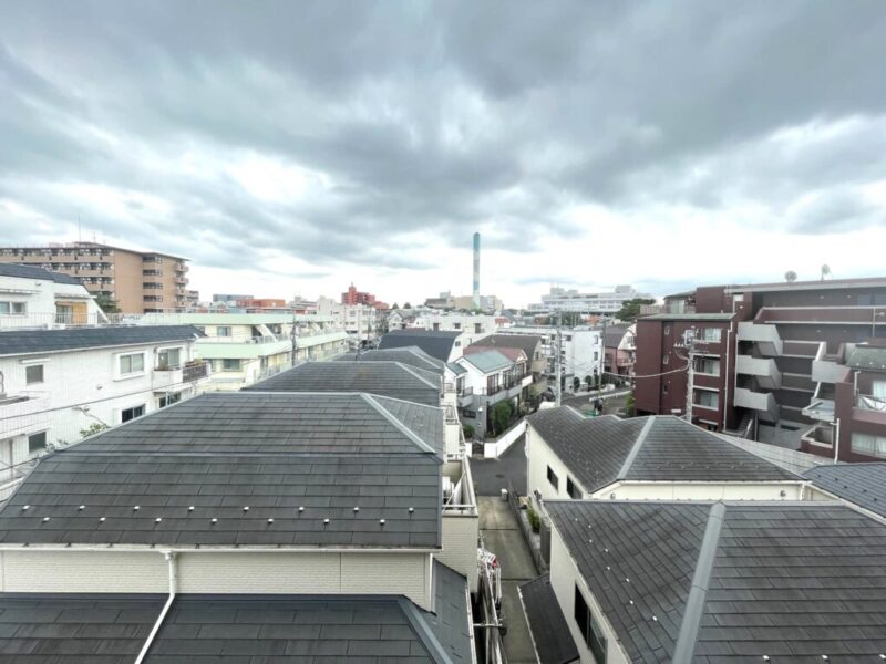 【住戸からの眺望】南東側は、周囲は低層の建物が多く開放感があり、採光も注ぎ、広い空も仰げる爽快な眺望です。