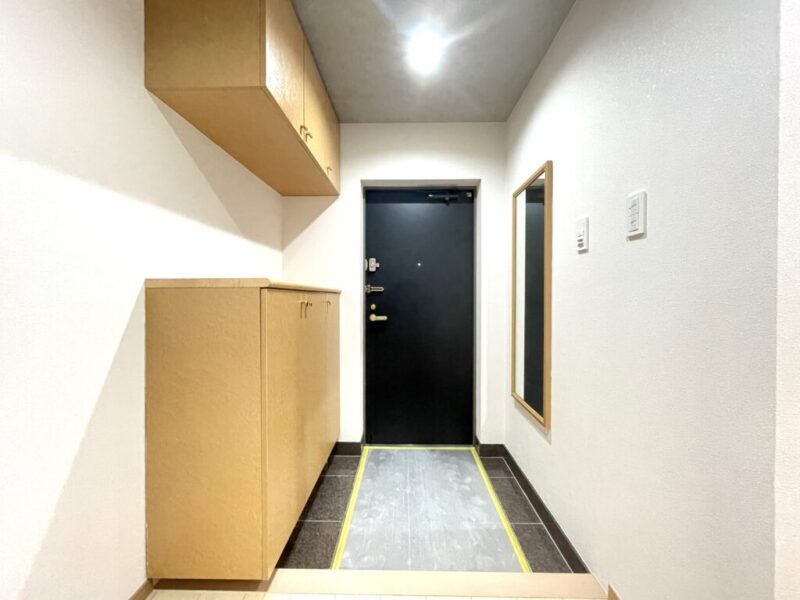 【玄関】玄関は、落ち着きのある上品な雰囲気です。カウンター付きのシューズクローゼットを備えており、お好みの物を置いて玄関の空間演出が愉しめます。姿見も付いていて、お出掛け前の身だしなみチェックもできます。