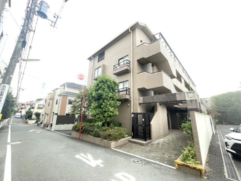 【外観】落ち着いたタイル張りの外観が印象的。緑豊かな砧エリアに馴染む、上品で落ち着いた低層レジデンス。1999年3月築、南海辰村建設施工/旧分譲、総戸数12戸の小規模マンション。小田急線「祖師ヶ谷大蔵」駅を利用でき、「成城学園前」駅や東急田園都市線「用賀」駅方面へはバスアクセスも可能。電車とバスを使い分けることで、世田谷エリアを軽快に移動できます。コンビニ隣接、スーパーが至近に位置し、商業施設の「SOCOLA用賀」など、日常の買い物に便利な施設が身近に揃います。毎日の暮らしを快適にサポートする充実した生活環境です。緑豊かな「砧公園」に近く、豊かな自然を身近に感じられる砧エリア。近隣には公園や保育施設があり、医療面では「国立成育医療研究センター病院」なども徒歩圏。子育てから日々の健康管理まで安心感のある住環境です。