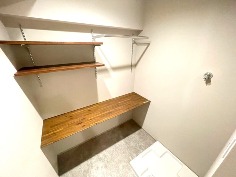 【ランドリールーム】独立したランドリールームで、吊戸棚があり、水回りの生活用品などが収納できます。またカウンター付きで、洗濯物を畳んだりアイロン台としても利用できて重宝します。