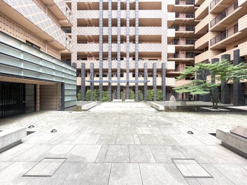 【中庭】中庭を利用し、通常採光条件の悪い建物内部でも直接採光注ぎます。ベンチも配され、ほっと一息できる空間です。