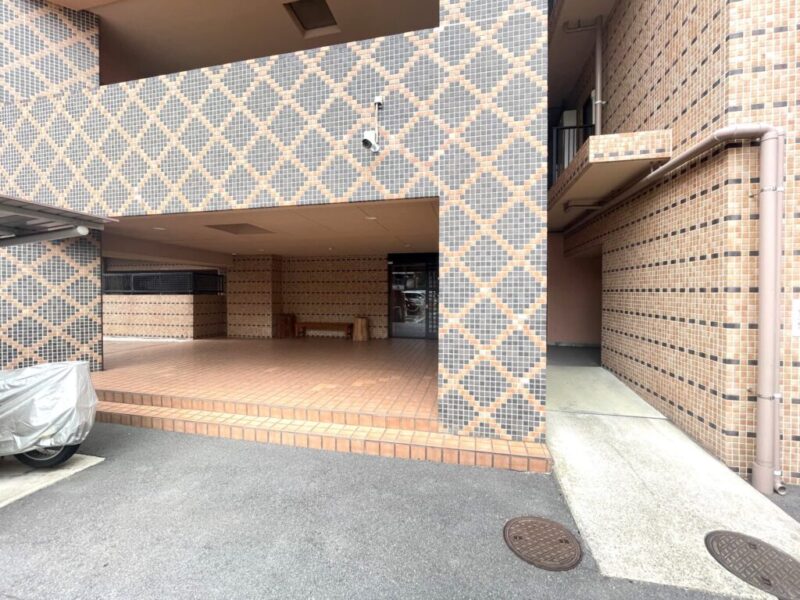 【エントランス】落ち着きのある佇まいのエントランスが、住まいへのアプローチを上品に演出。大規模レジデンスならではの風格を感じさせます。オートロック、防犯カメラ、ディンプルキーなどを採用し、防犯面に配慮。宅配ボックスも完備し、日々の利便性にも優れています。共用部の管理体制も整い、安心して暮らせる住環境です。