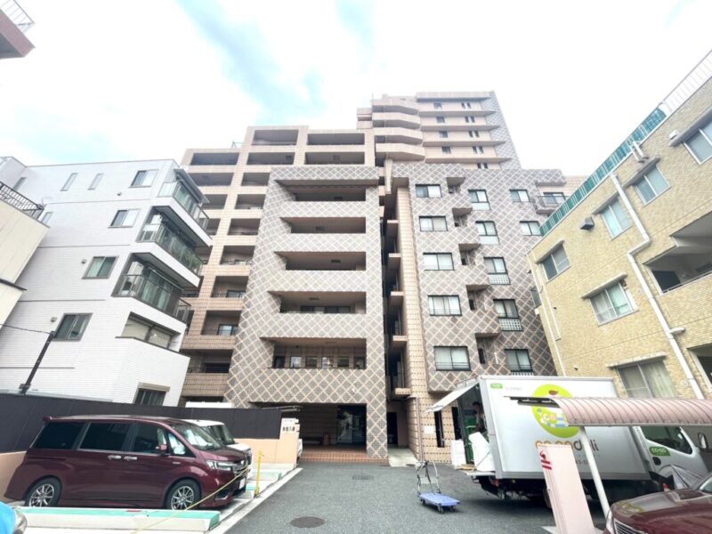【外観】落ち着いた街並みに映える瀟洒なデザインの端正な外観。上野桜木にふさわしい品格と存在感を備えた住まいです。2002年3月築、長谷工コーポレーション施工、総合地所旧分譲の地下1階地上14階建、総戸数152戸のレジデンス。東京メトロ千代田線「根津」駅徒歩7分。JR「上野」駅や「日暮里」駅も徒歩圏内で、山手線・京浜東北線など複数路線を利用でき、都心各方面へのアクセスに便利です。コンビニはマンション向かいに位置し、スーパーやドラッグストアなど日常の買い物施設が身近に揃い、根津・谷中エリアの昔ながらの商店や飲食店に加え、上野駅周辺の多彩な商業施設も生活圏。日常の買い物から休日のショッピングまで便利です。「上野恩賜公園」をはじめ、緑豊かなスポットが身近。「東京藝術大学」や美術館・博物館も周辺に点在し、文化と自然を日常的に楽しめる環境です。教育施設や医療施設も周辺に揃い、子育て世帯から落ち着いた暮らしを求める方まで幅広くおすすめできます。