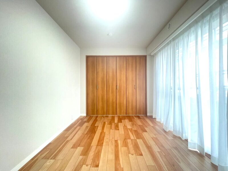 【洋室:約5.8帖】北西向きの光が注ぎ、過ぎゆくときをゆったり感じられるお部屋です。間口が広く使い勝手の良いクローゼットを備え、シングルベッドとデスクのどちらも置ける広さがあるので、お子様のお部屋やワークスペース・書斎などに向いています。