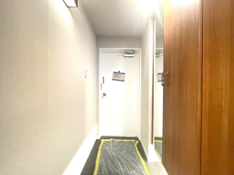 【玄関】玄関は落ち着いた雰囲気です。高さのあるシューズクローゼットが設置されており、たっぷりのシューズが収納できます。フロートタイプなので、お掃除もしやすくフットライトで玄関フロアもさらに広く感じられます。姿見も付いていて、お出掛け前の身だしなみチェックもできます。