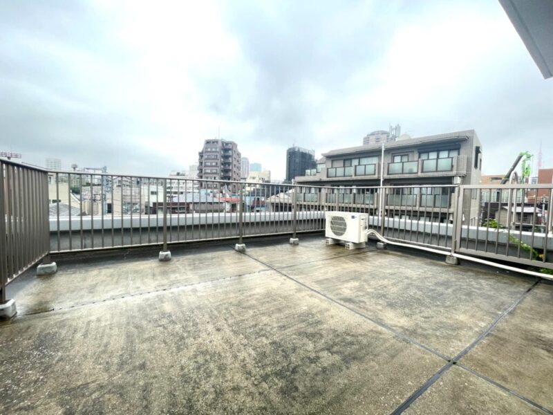 【ルーフバルコニー】開放感溢れる広い空や心地良い風を感じながら、カフェタイムなど、リフレッシュや寛ぎのスペースとしてもゆったりお過ごし頂けるルーフバルコニーです。