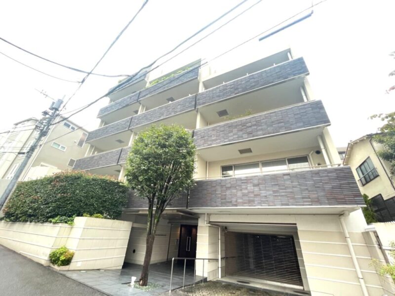 【外観】南麻布の邸宅街に調和する、端正で瀟洒な佇まいです。全22戸のプライベート感を大切にしたレジデンス。三菱地所の「スタイルハウス」シリーズならではの上質感が漂います。2006年12月築、三菱ホーム施工、三菱地所コミュニティ旧分譲の地下1階地上5階建、総戸数22戸のレジデンス。「麻布十番」駅・「広尾」駅・「白金高輪」駅の3駅を利用可能です。南北線・大江戸線・日比谷線・三田線が利用でき、六本木や銀座、目黒・恵比寿、大手町方面などへスムーズにアクセスできます。「麻布十番商店街」や広尾エリアのショップ・レストランを日常使いでき、スーパーなどの日々の買い物から外食まで便利です。洗練された都心のライフスタイルを楽しめます。緑豊かな「有栖川宮記念公園」も近く都心でありながら潤いのある環境です。学区域の「本村小学校」は至近に位置し、「都立中央図書館」が身近にあり、大使館や教育施設も点在する国際色豊かな街並みで、子育て環境としても魅力があります。