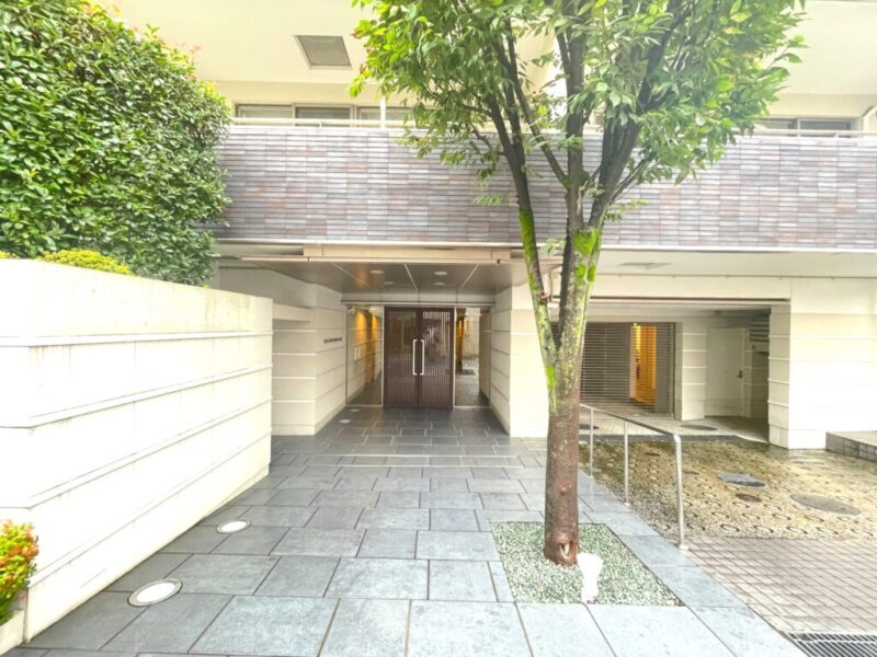 【エントランス】邸宅街にふさわしい落ち着きと品格を感じさせるエントランスです。住まう方を静かに迎える、プライベートレジデンスらしい設えが魅力です。オートロックやTVモニター付きインターホン、防犯カメラ、宅配ボックスなどを備え、都心生活の安心と快適性に配慮しています。