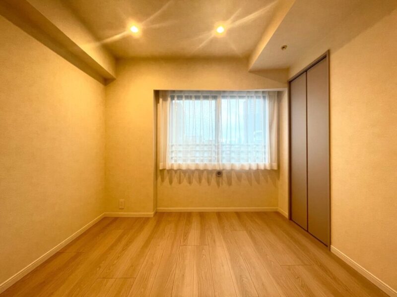 【サービスルーム：5.6帖】西向きの陽光が注ぎ、過ぎゆくときをゆったり感じられるお部屋です。クローゼットを備え、大型ベッドが置ける広さで、主寝室におすすめです。