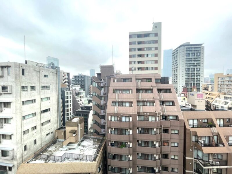 【住戸からの眺望】眼下は道路で、前面の建物まで距離が保たれているので陽光も注ぎ、広い空も仰げる眺望です。
