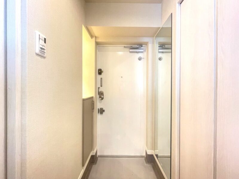 【玄関】玄関は、落ち着きのある上品な雰囲気です。カウンター付きのシューズクローゼットを備えており、お好みの物を置いて玄関の空間演出が愉しめます。姿見も付いていて、お出掛け前の身だしなみチェックもできます。
