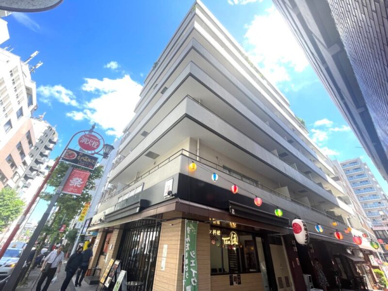【外観】歴史を重ねた建物ならではの風格が魅力です。赤坂の街並みに調和する端正なフォルムの外観が印象的です。1979年11月築、清水建設施工、オリエント商事旧分譲の地上9階建、総戸数52戸のアーバンレジデンス。「赤坂」駅をはじめ、「溜池山王」「赤坂見附」など複数駅が利用可能です。銀座・大手町・表参道など都心主要エリアへ軽快にアクセスでき、通勤・通学やショッピングにも便利です。また駅近ならではの高い生活利便性が魅力で「成城石井」や「ビオセボン」などのスーパー、コンビニ、飲食店が身近に揃い、忙しい都心生活を快適にサポートします。「赤坂サカス」や「赤坂Bizタワー」周辺には飲食店やショップも充実。赤坂の街並みを身近にしながら、「檜町公園」や「氷川公園」など緑を感じられるスポットも利用できます。学区域内の「赤坂小学校・赤坂中学校」も徒歩4分と通いやすく、他教育施設や医療施設も周辺に揃い、暮らしやすさを支えます。