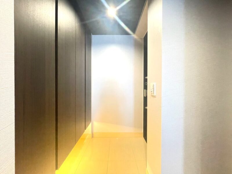 【玄関】玄関は落ち着いた雰囲気です。高さのあるシューズクローゼットが設置されており、たっぷりのシューズが収納できます。フロートタイプなので、お掃除もしやすくフットライトで玄関フロアもさらに広く感じられます。