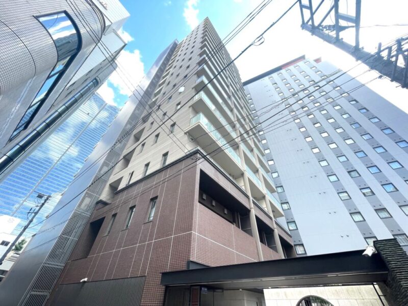 【外観】ツートンのタイル張りの端正でスタイリッシュな外観が目を引く都市型レジデンス。六本木らしい都会的な景観に映える上質な佇まいです。「六本木一丁目」駅へ徒歩4分、「六本木」駅へ徒歩7分。南北線・日比谷線・大江戸線を利用でき、銀座・大手町・渋谷方面などへスムーズにアクセスできます。都心での通勤・通学やショッピングに便利な立地です。六本木の多彩な商業施設を生活圏にできるのが魅力です。六本木ヒルズや麻布台ヒルズ、東京ミッドタウンなどへアクセスしやすく、日々の買い物から休日の外食・ショッピングまで幅広く楽しめます。都会的な街並みの中に、緑を感じられるスポットが点在する住環境です。「檜町公園」や「三河台公園」などで散策を楽しめます。「麻布小学校」徒歩3分など、教育環境にも恵まれています。