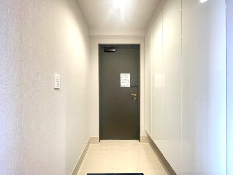 【玄関】玄関はホワイトを基調とした落ち着いた雰囲気です。高さのあるシューズクローゼットが設置されており、たっぷりのシューズが収納できます。フロートタイプなので、お掃除もしやすく玄関フロアもさらに広く感じられます。