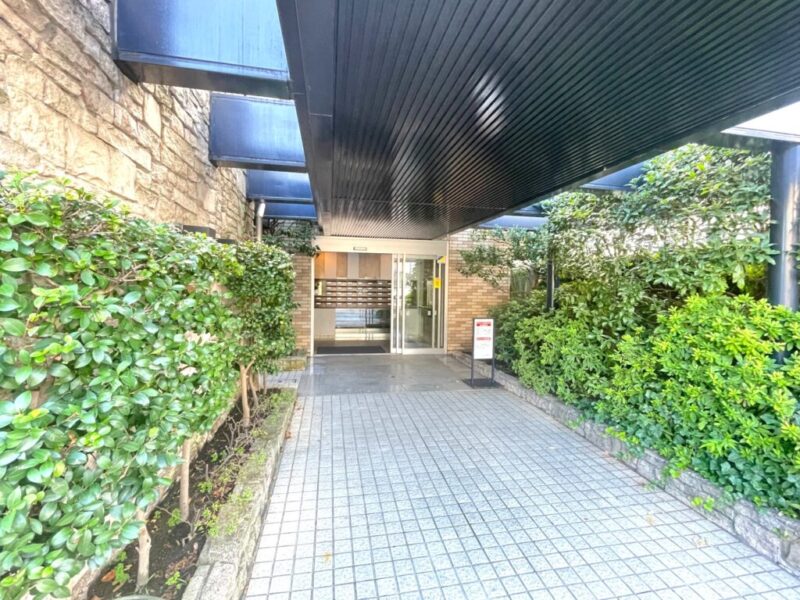 【エントランス】植栽を配した落ち着きのあるアプローチが、住まいへの期待感を高めます。邸宅らしい品格を感じさせるエントランスで、住む人を穏やかに迎え入れます。オートロックを備え、住まいの安全性に配慮されています。共用部の防犯面にも配慮された管理体制で、日々の暮らしに安心感をもたらします。宅配ボックスも備え、現代のライフスタイルにも対応しています。